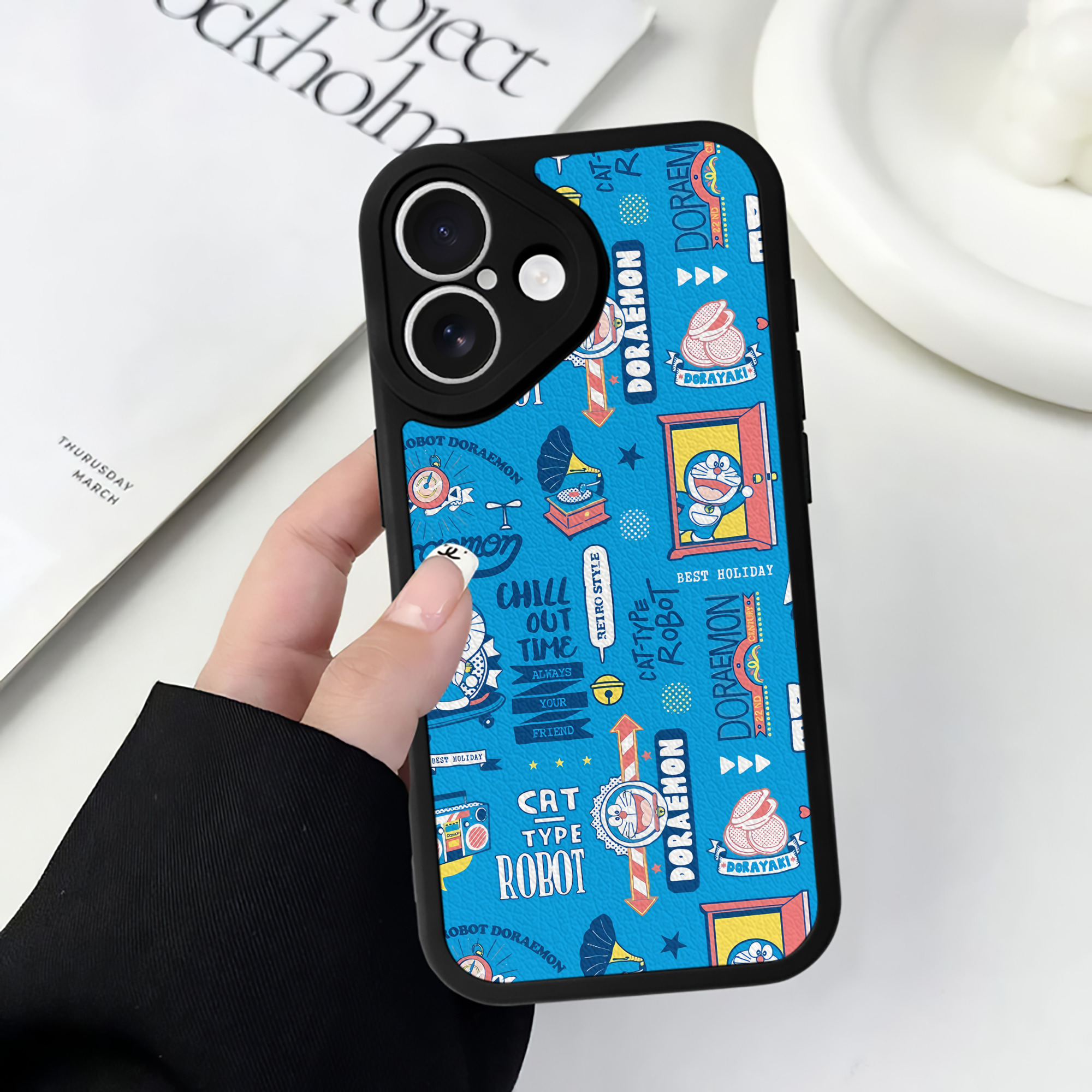 （画像用） ドラえもん Doraemon 【iPhone 16シリーズ対応】シリコンスマホケース（レザー調） 材質：シリコン